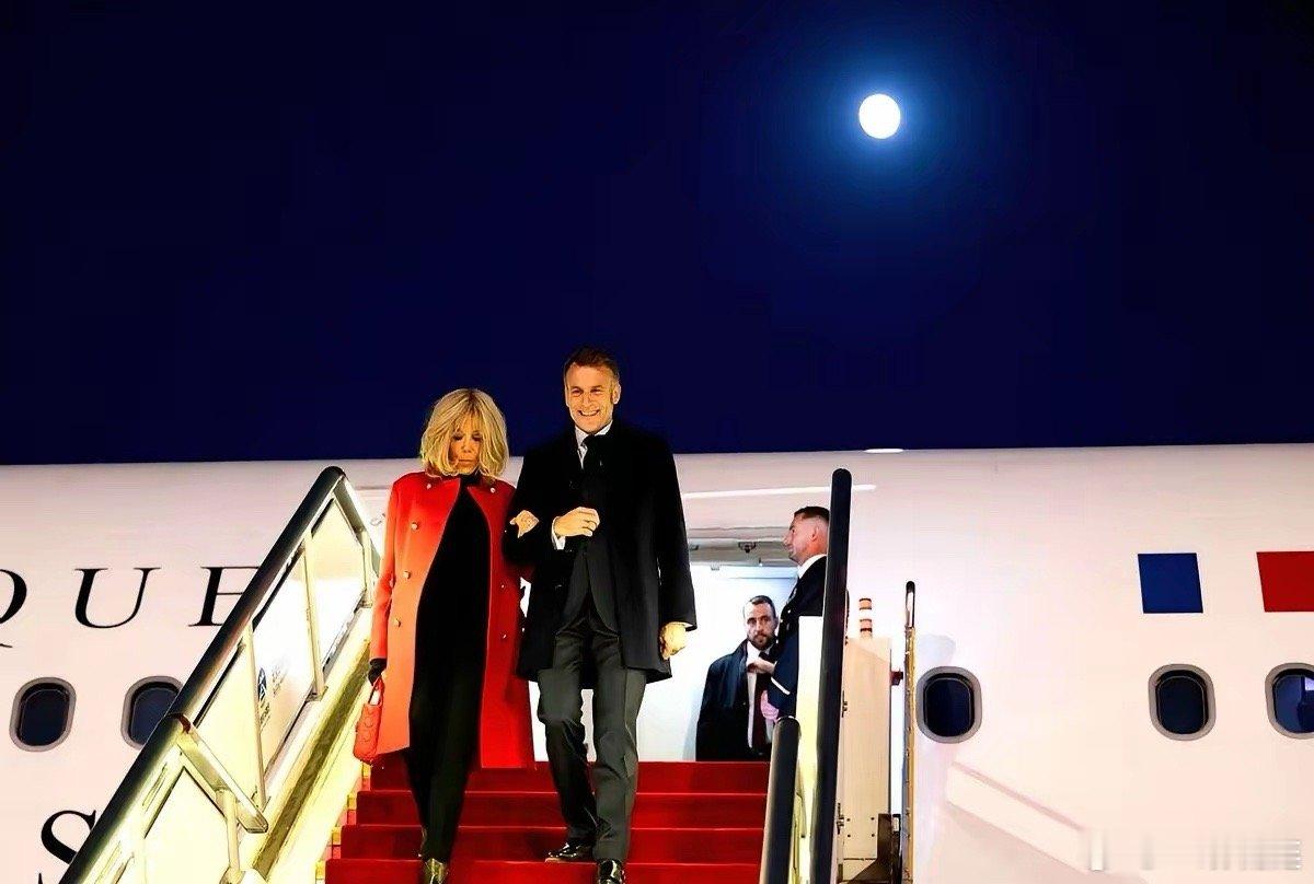 不得不服，法国人那镜头，是真的毒。有些场面，不用说一个字，你就知道分量。傍晚，天