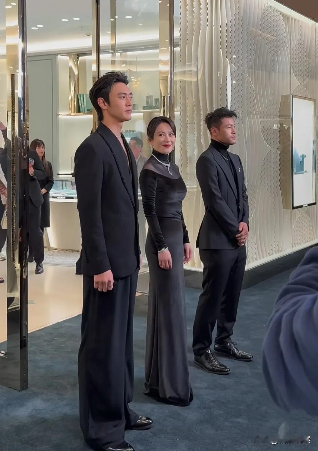 看到了55岁的俞飞鸿，才知道什么是真正的岁月不败美人！俞飞鸿现身沈阳出席活动，