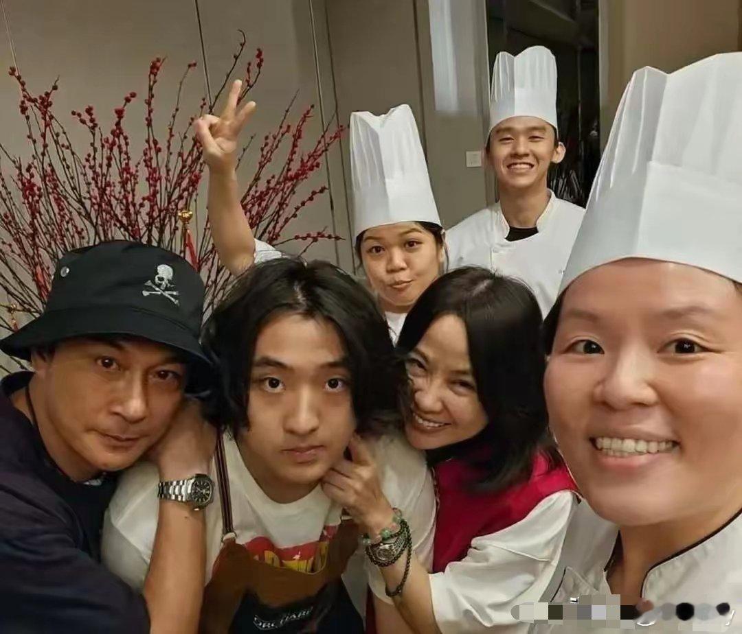 吴镇宇一家三口学做蛋糕，和工作人员开心留影​​​