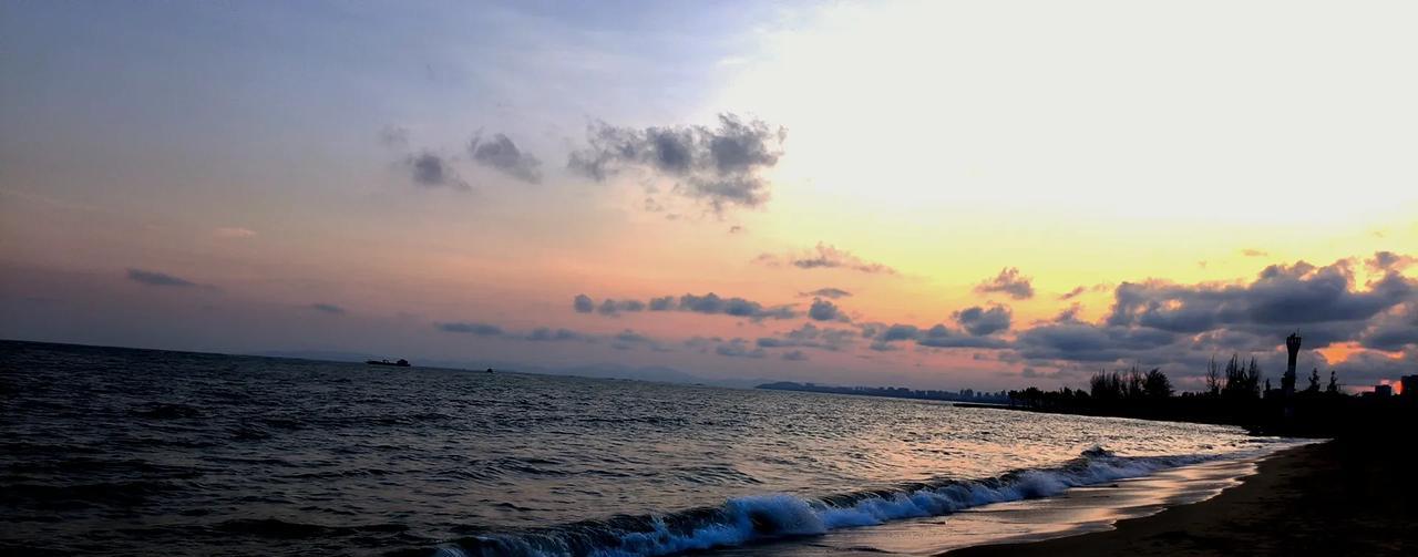 #天空上的美景##夕阳下海边风景#这是分别在不同的海边，不同的傍晚时分，拍照