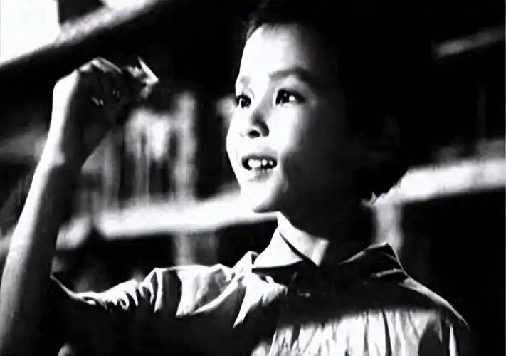 1949年深秋，重庆歌乐山的松林坡下，一个从未尝过糖果滋味的孩子，手里死死攥着半