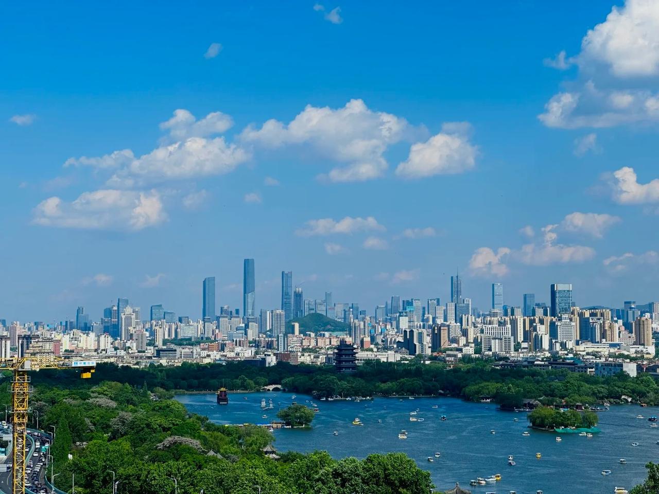 承认济南城建提速没什么好回避的，经十路沿线天际线确实有了质的飞跃，在北方省会里算