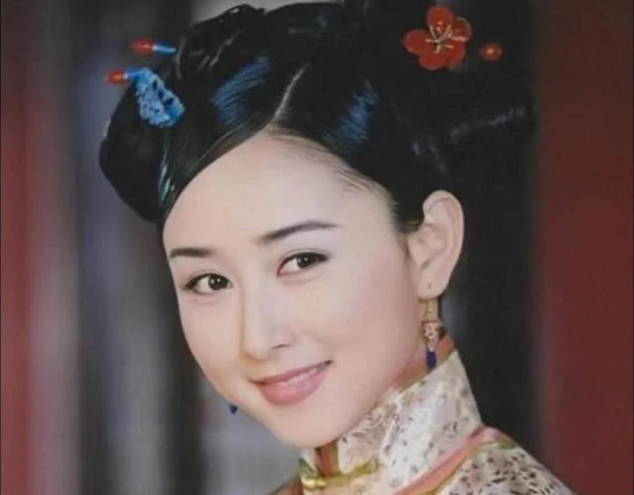 胡静当年是班长，那个年代一个云南小地方的女孩去到北京跟一群美女同班，敢当班长也当