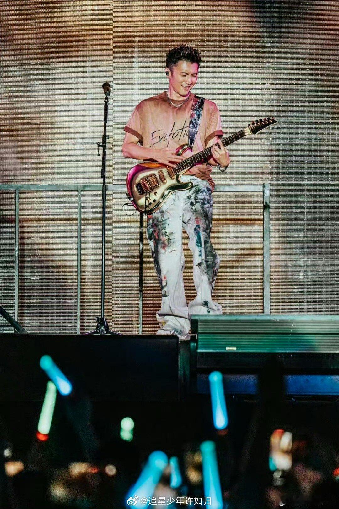 谢霆锋一醒来全没了谢霆锋的票房号召力，从来不需要怀疑！演唱会门票秒速售罄，连他