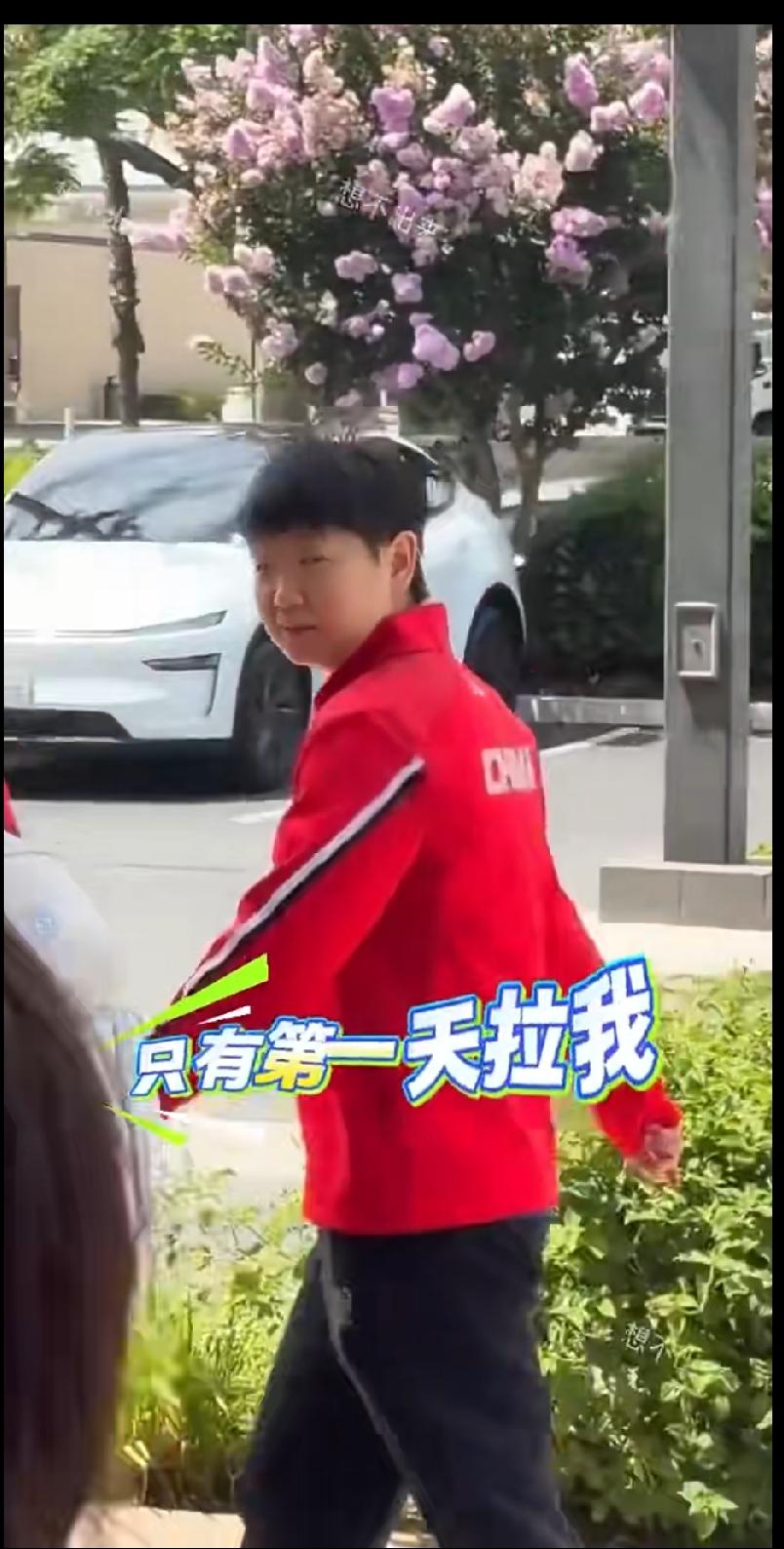 孙颖莎也太可爱了哈哈哈哈！有球迷问她训练怎么不坐小车了，莎莎说对方只拉了自己第