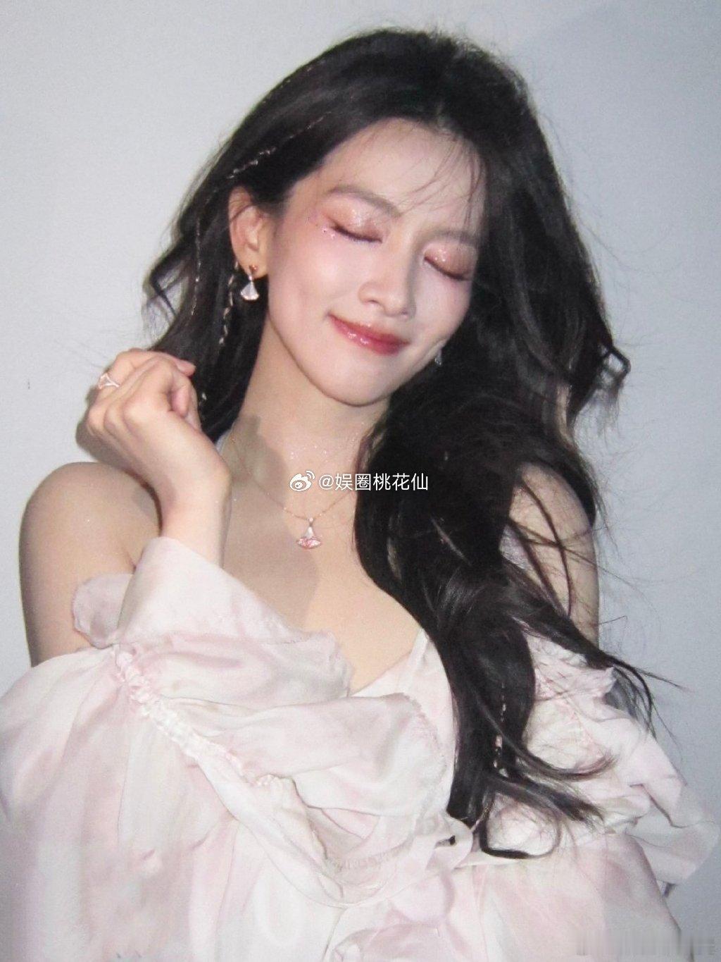 陈昊宇跟芒果是深度绑定，现在接到的本子挺多，班底也都不错。