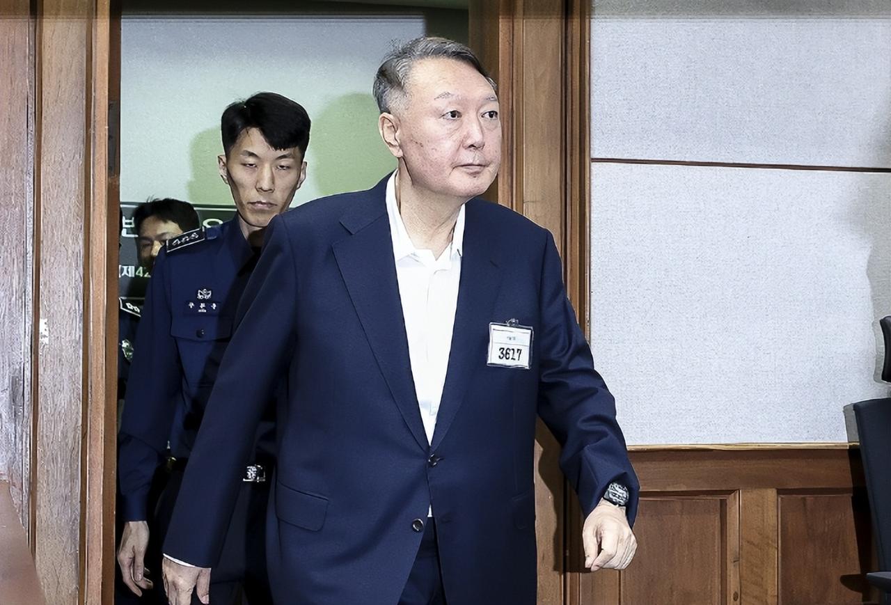 7月末的首尔突然炸响了一声法槌，不是街头枪响，也不是总统出逃，而是曾经的国家领袖