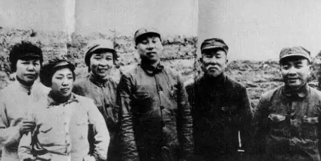 1955年，唯一的开国女将军李贞回乡探亲，遇到了曾打骂她的第一任丈夫古老三，当二