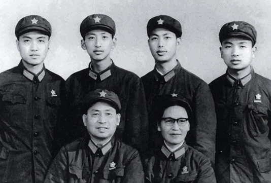 1944年，开国上将李天佑见女友家长，不料看到岳父，他才发现是熟人，不由得感叹说