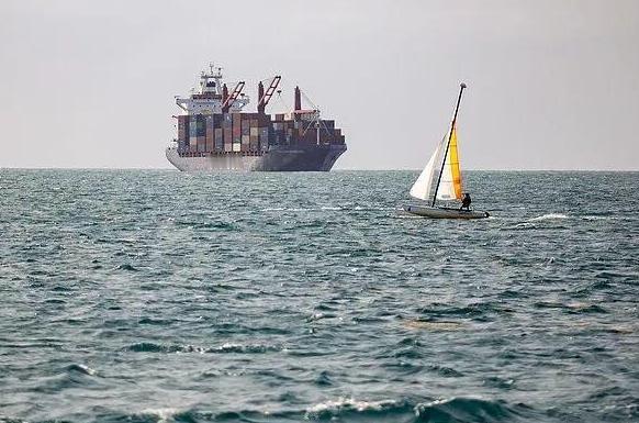 美国的“神助攻”！2025年12月13日，美国官员爆料，美军罕见突袭拦截中国商船