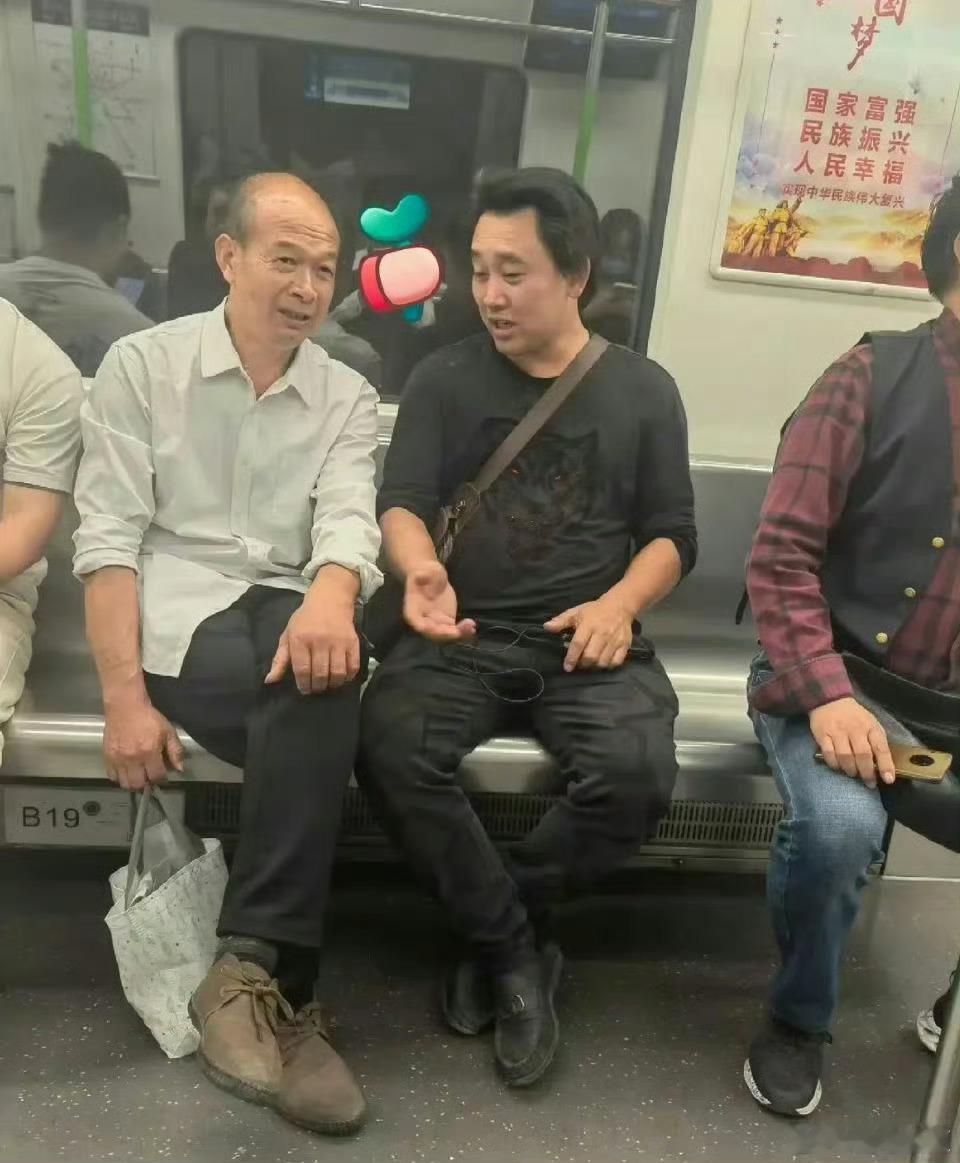 地铁上偶遇一人，乍一看还以为是…​​​