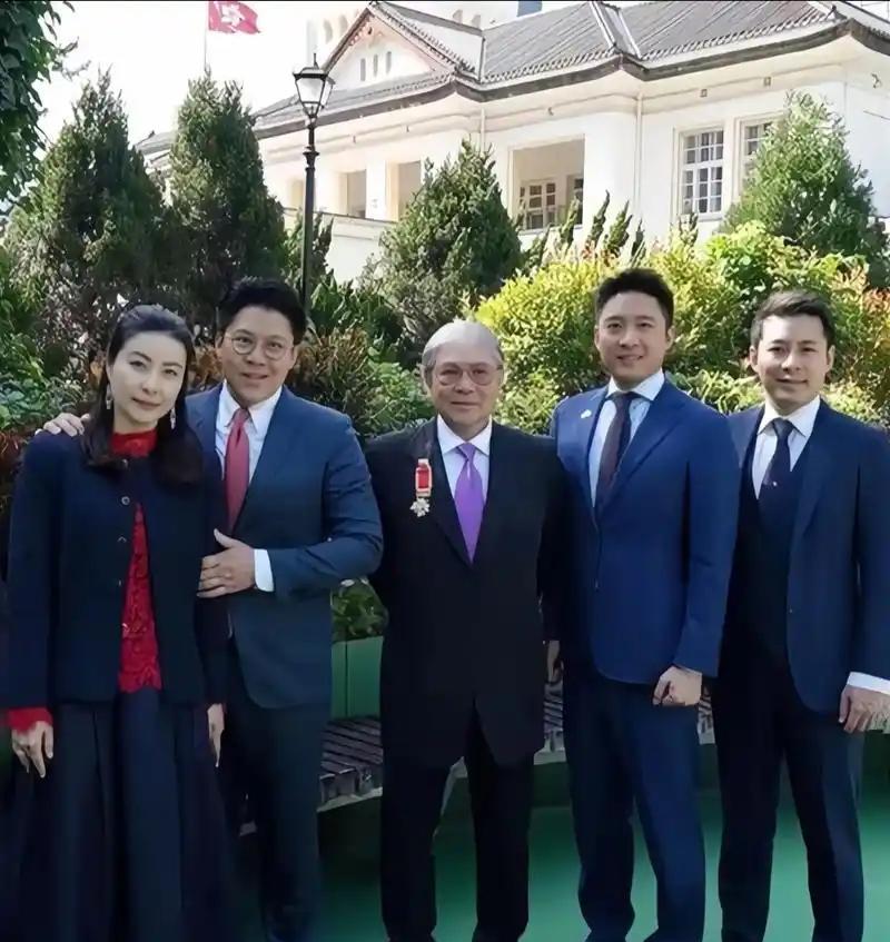 这才是，今天娱乐圈的大瓜，恭喜！6月21日，郭晶晶一家冲上热搜，这一次，不是夫
