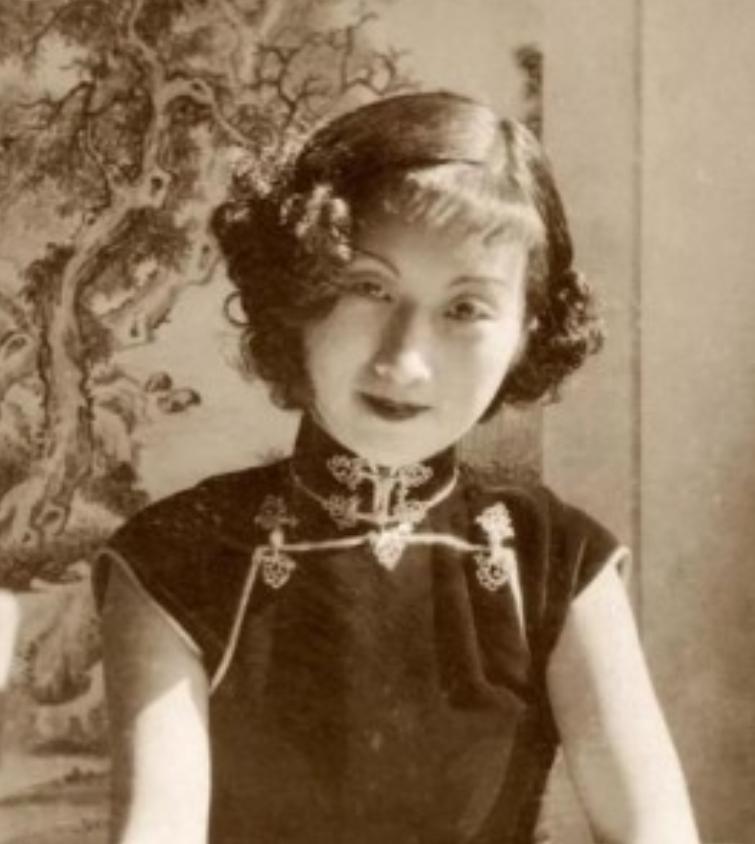 1927年，上海三大美女之一的国画家周炼霞结婚，婚后十分幸福，不料有一天丈夫出差