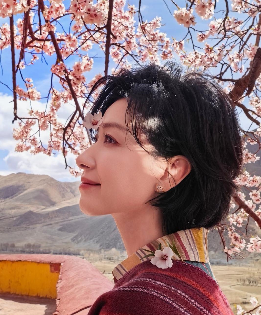 万茜近照状态好，穿搭有特色花美风景美醉了醉了……不得不说万茜这一次西