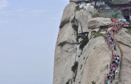 陕西一男子爬华山时自己翻过护栏坠亡，女儿获赔100万后，又把华山旅游公司和其投保