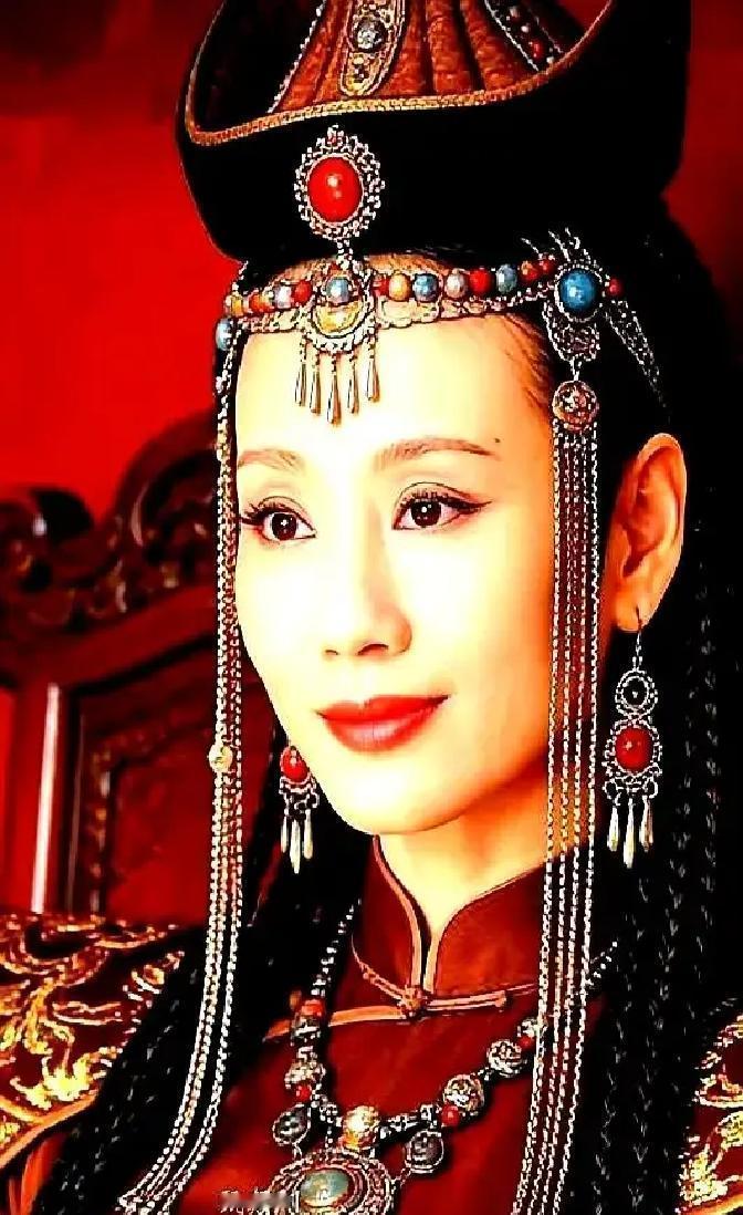 刘雪华刚化好宫女妆，郑晓龙导演一眼扫过，直接拍板：让她演端妃！现场百人瞬间石化