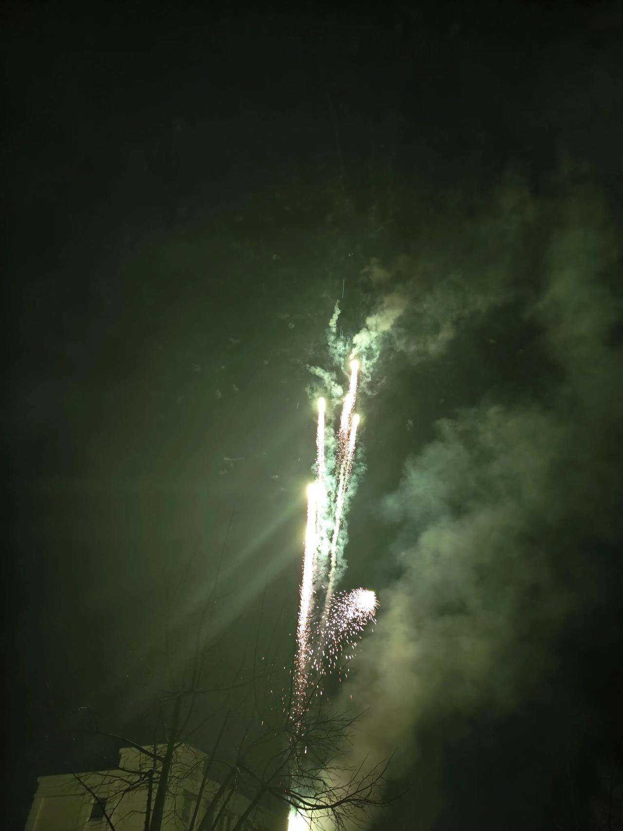 三国演义中，庞统为了和诸葛亮争才表现，力主刘备攻打西川，最后落了个命丧落凤坡的下