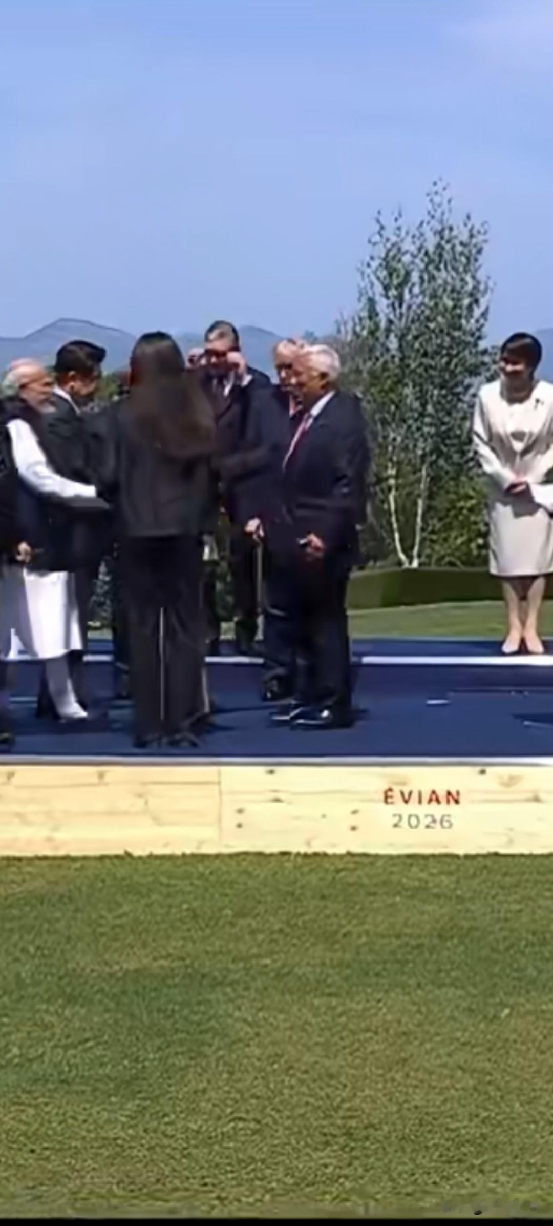 G7峰会“全家福”，高市早苗被无人搭理，尽显尴尬!今天是法国G7峰会的最后一天
