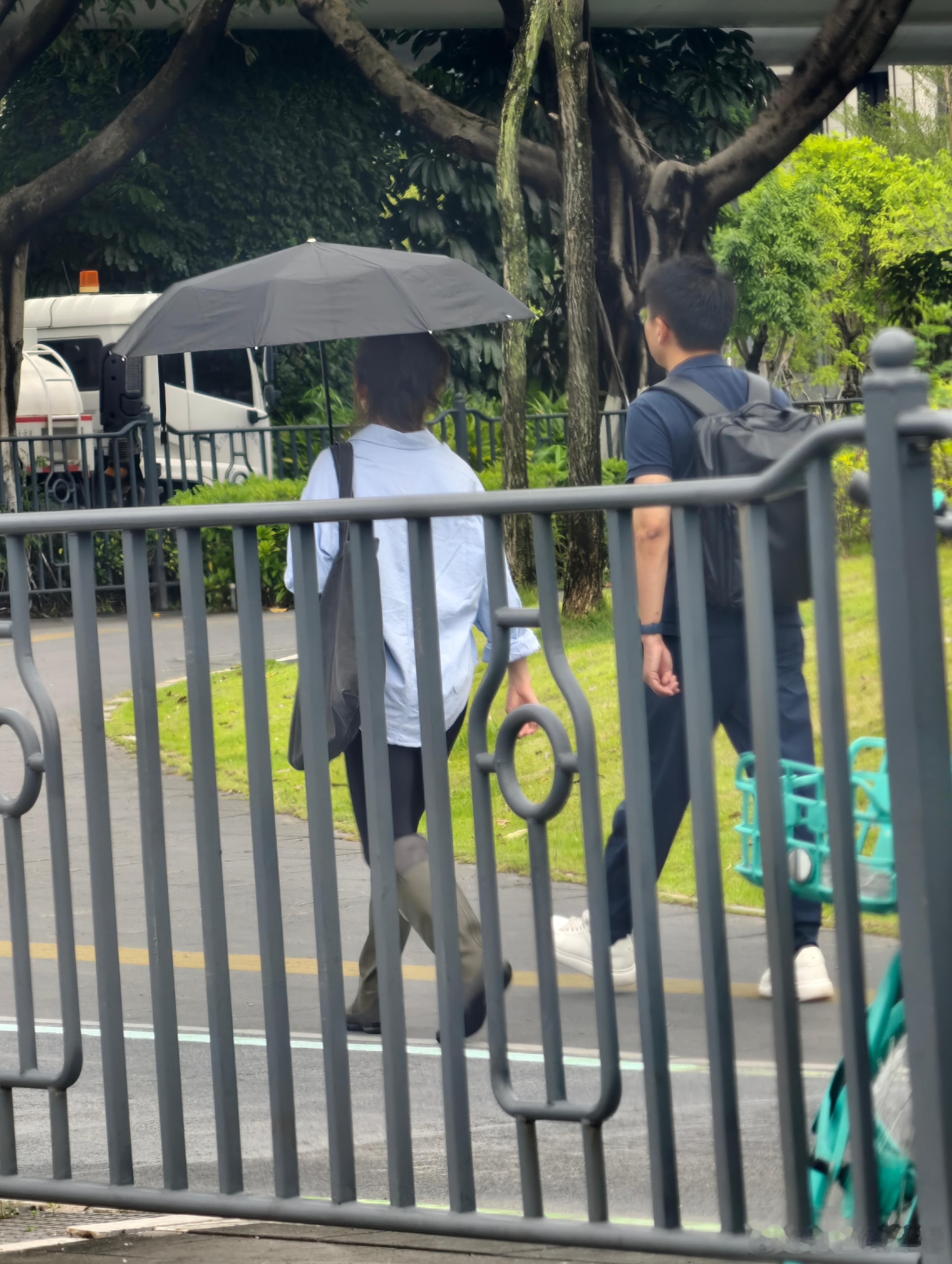 这小姐姐不热吗？​​​