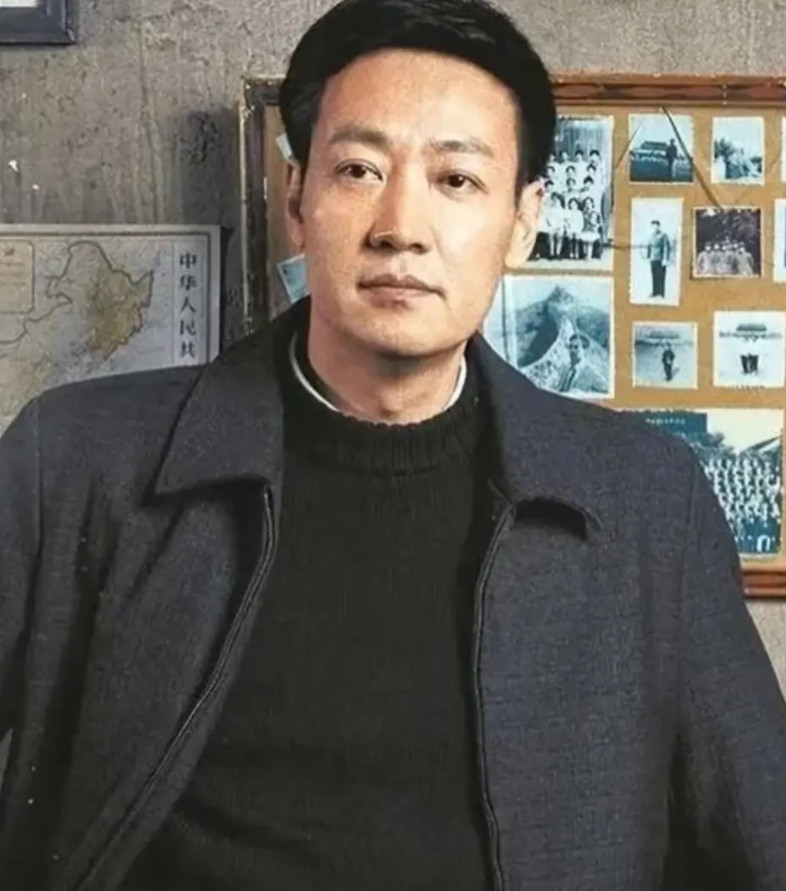 辛柏青有多牛？不查不知道，一查我跪了首先，没得奖的，《人世间》周秉义，在