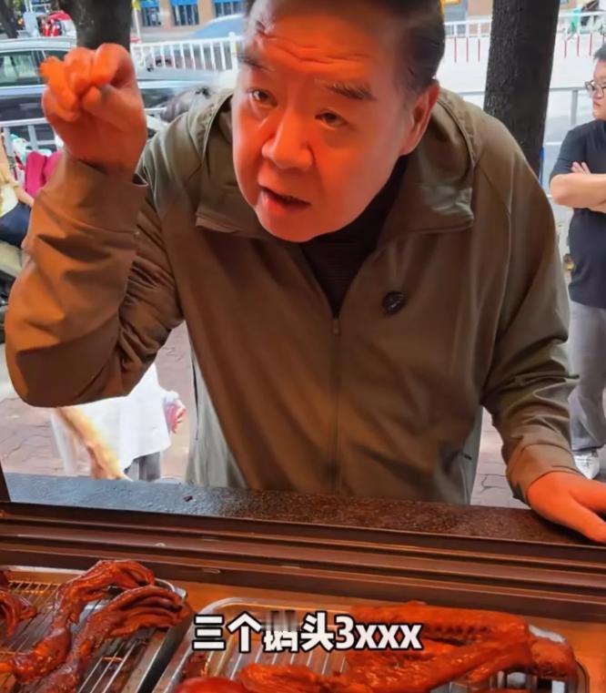 郑则仕这回算是真被一只鹅头“镇住”了！到潮汕品尝狮头鹅，他站在卤味档前开口就要3