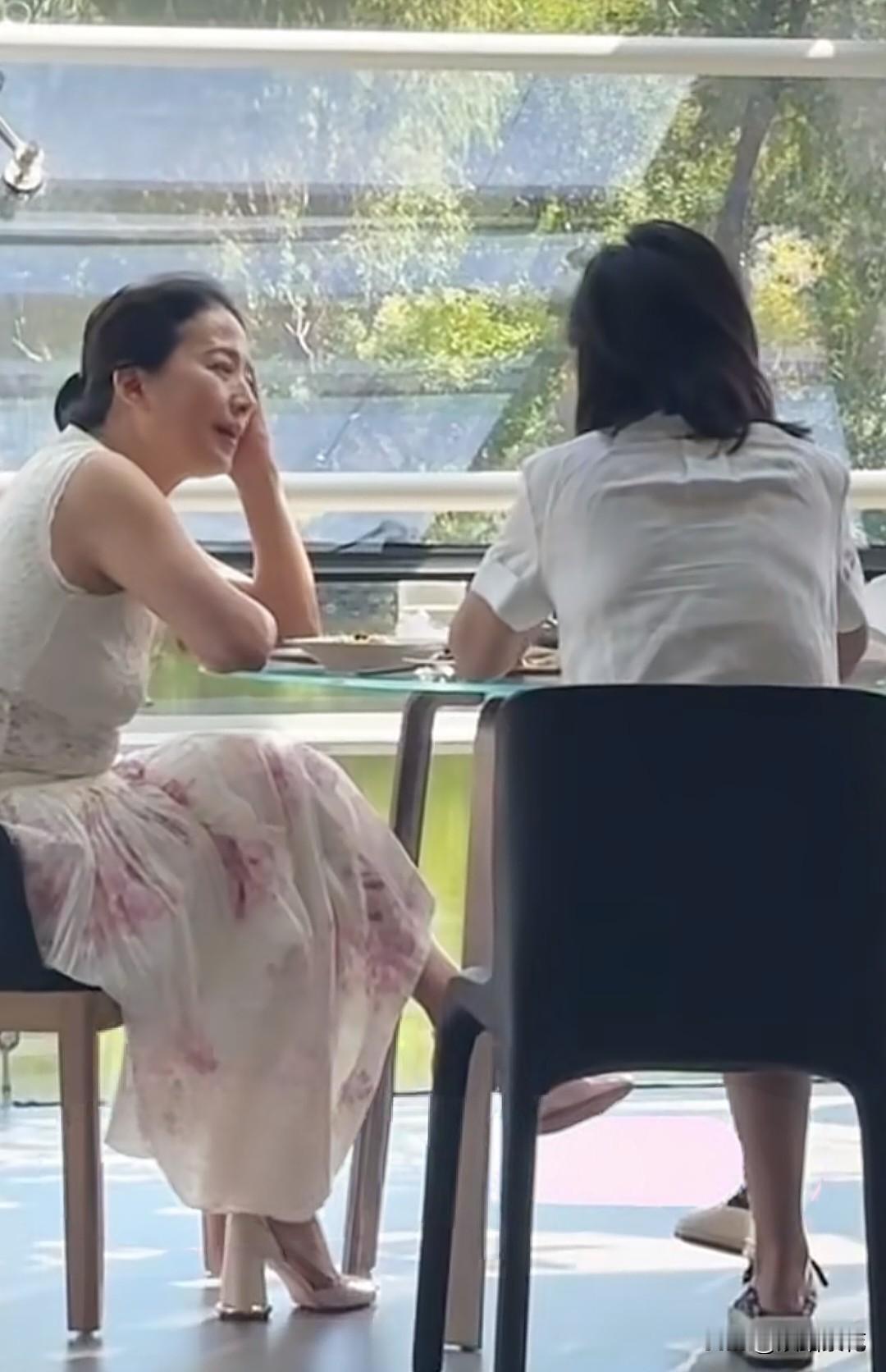 近日，有网友在餐厅偶遇刘亦菲妈妈刘晓莉。当天她身着白色蕾丝无袖上衣，搭配粉白印花