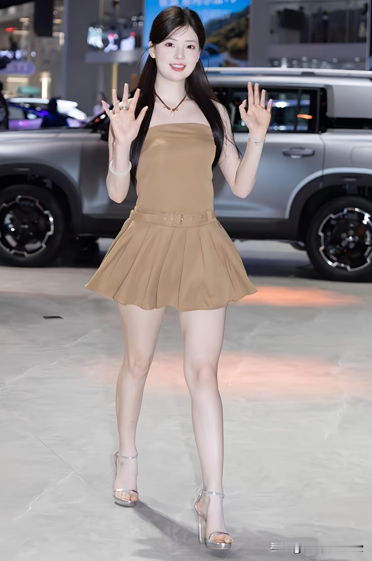 甜美少女风穿搭，轻松驾驭时尚车展