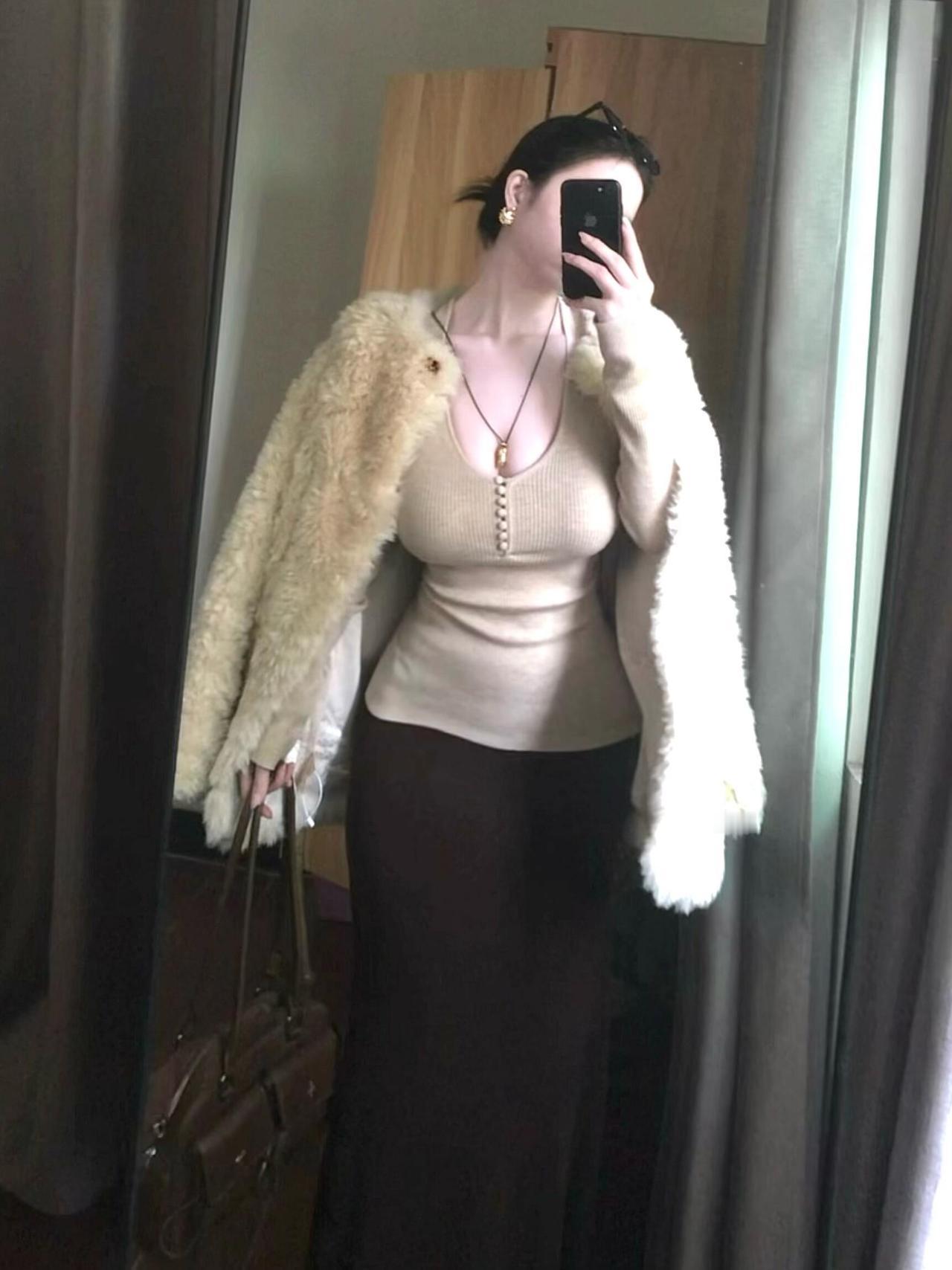 优雅出街，毛绒外套搭配长裙，手提包点缀，完美造型！