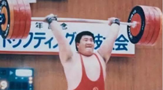 2003年，“举重冠军”才力去父母家吃饭。一向饭量惊人的他，连最爱的红烧肉都没吃