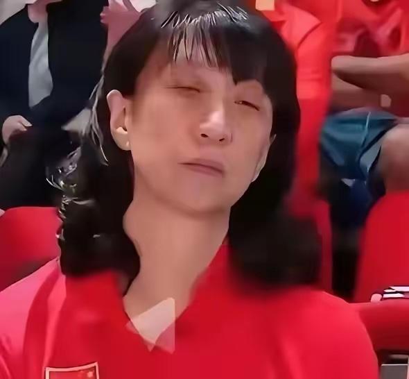 赖亚文现在的处境，用四面楚歌来形容一点不夸张。男排那边奥运梦已经碎得干干净净，海