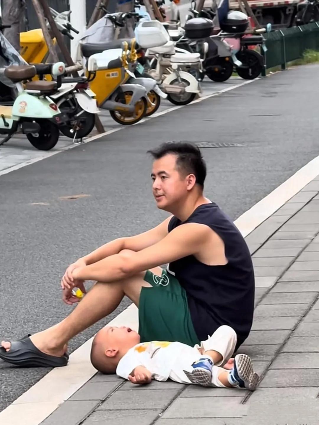近日看到一位奶爸对孩子街头撒泼哭闹，这教育方式绝了！孩子需求没被满足，直接躺