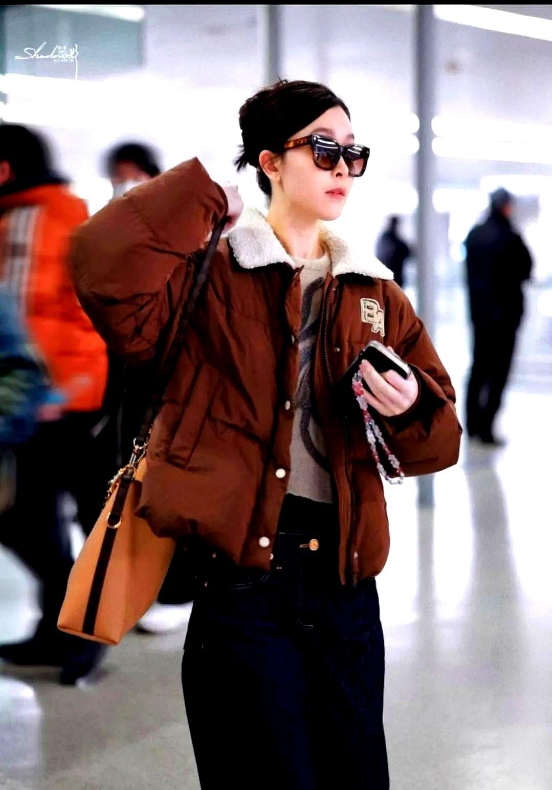 文咏珊这身，我直接看傻了。37岁生完娃，看着像27岁！零下五度的北方机场，人