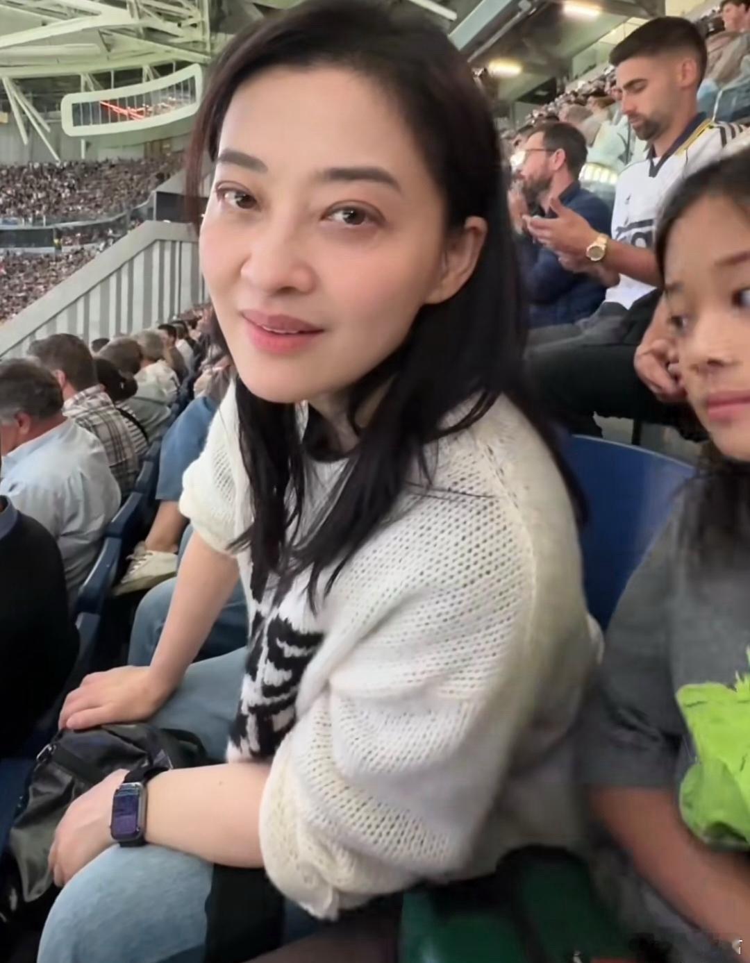 梅婷和俩孩子在德国看球赛，女儿快快和妈妈长得一模一样，母女俩相处像好闺蜜。家里的