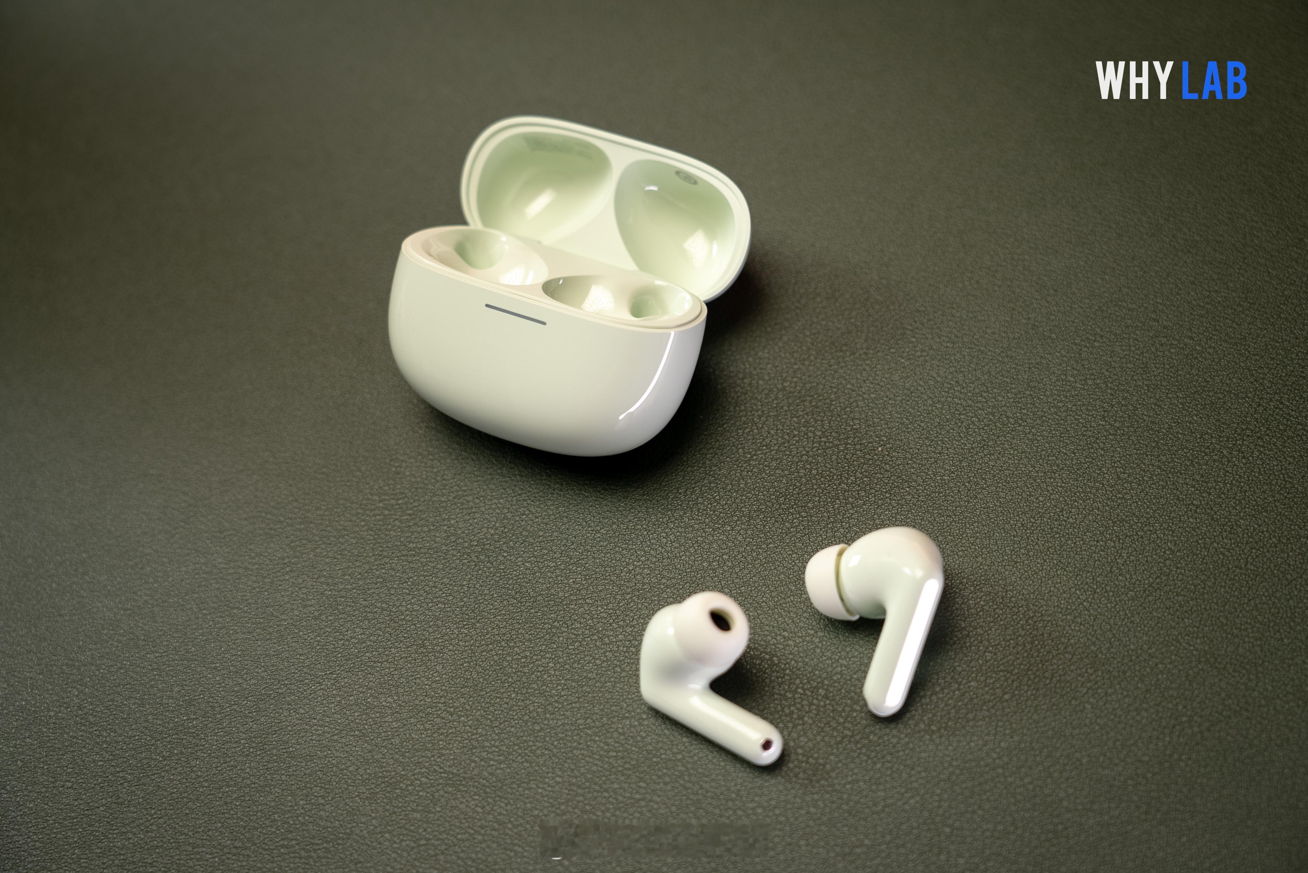 REDMIBuds8上手，拿到的这款是萃青配色，亮面机身配上清新色调，质感