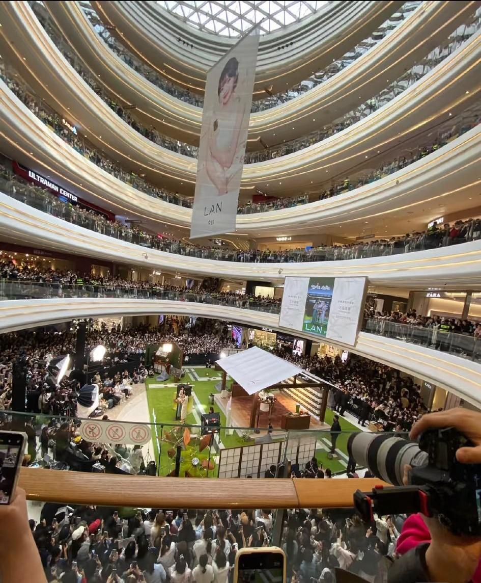 4月8日，田曦薇亮相龙湖杭州滨江天街，一个普通工作日的大白天，这阵仗，你敢相信吗