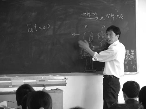 八十年代教师工资低，仅有三四十元，怎么会有人羡慕，倒是被人瞧不起，老师工作也不稳