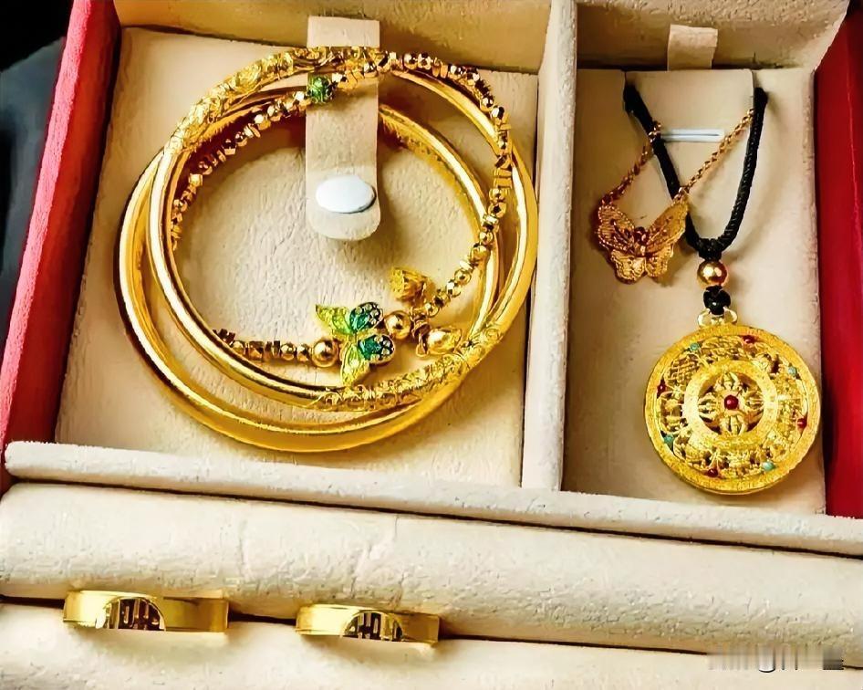 表妹终于把婚退了，与她未婚夫在一起五年多年时间了，婚期已定，而金价涨到1268块