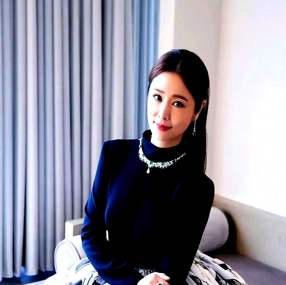 霍建华推掉天价片酬，转身就扎进台北街头给九岁闺女当起了全职司机。你看一眼林