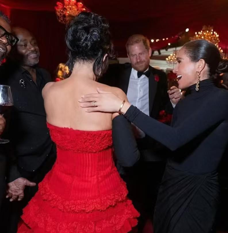 虽然有点迟了，但还是给大家分享前几天梅根王妃和哈里王子参加卡戴珊妈妈七十岁生日聚