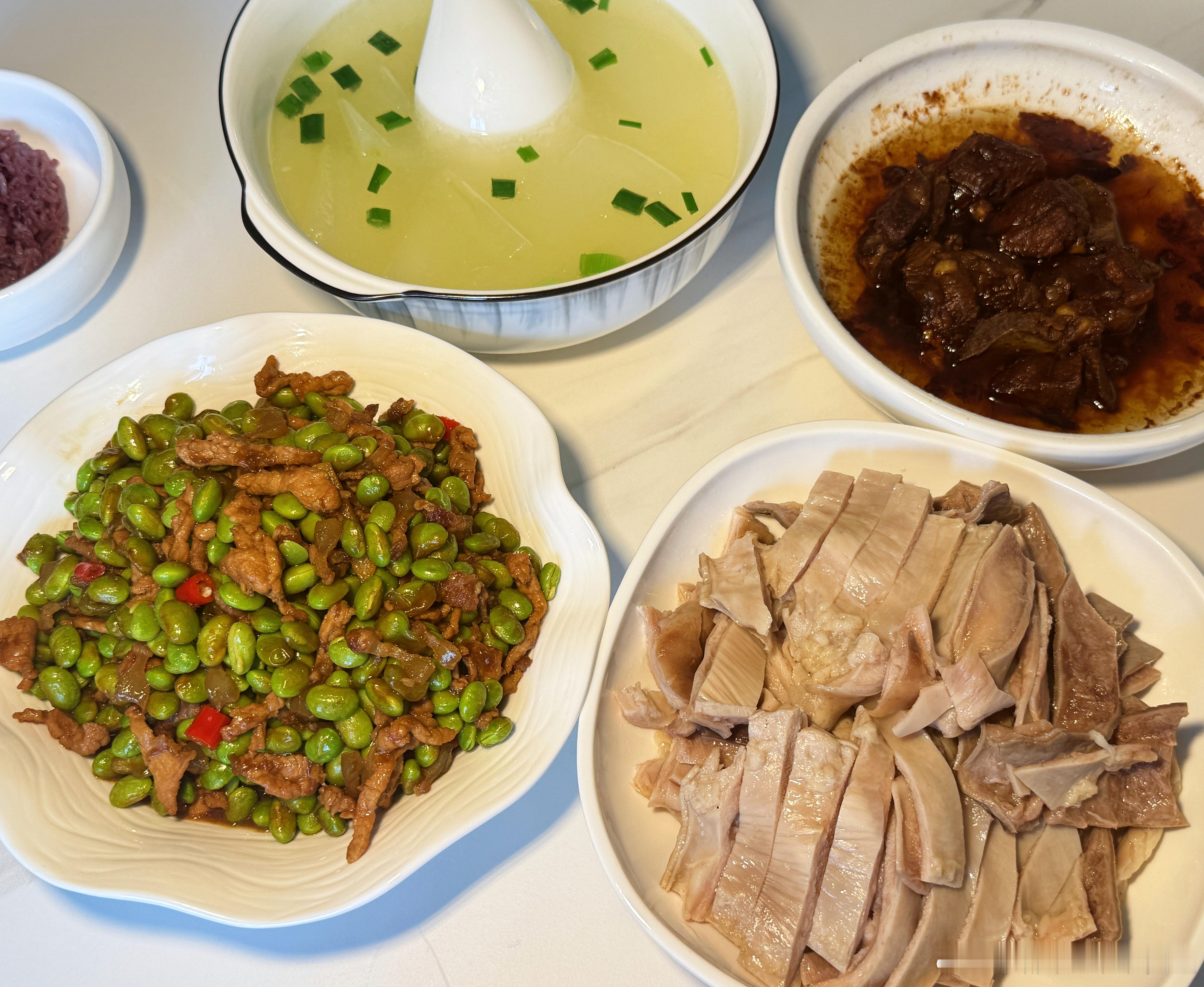 忙着烧饭，忙着吃饭烧饭三小时，吃饭十分钟。