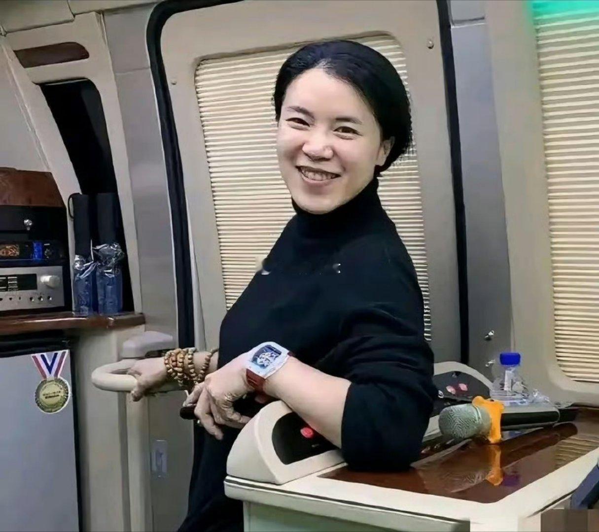 王楠这1800万的镯子，公共场合都戴着保护套～​这种买来还有什么意义​​​