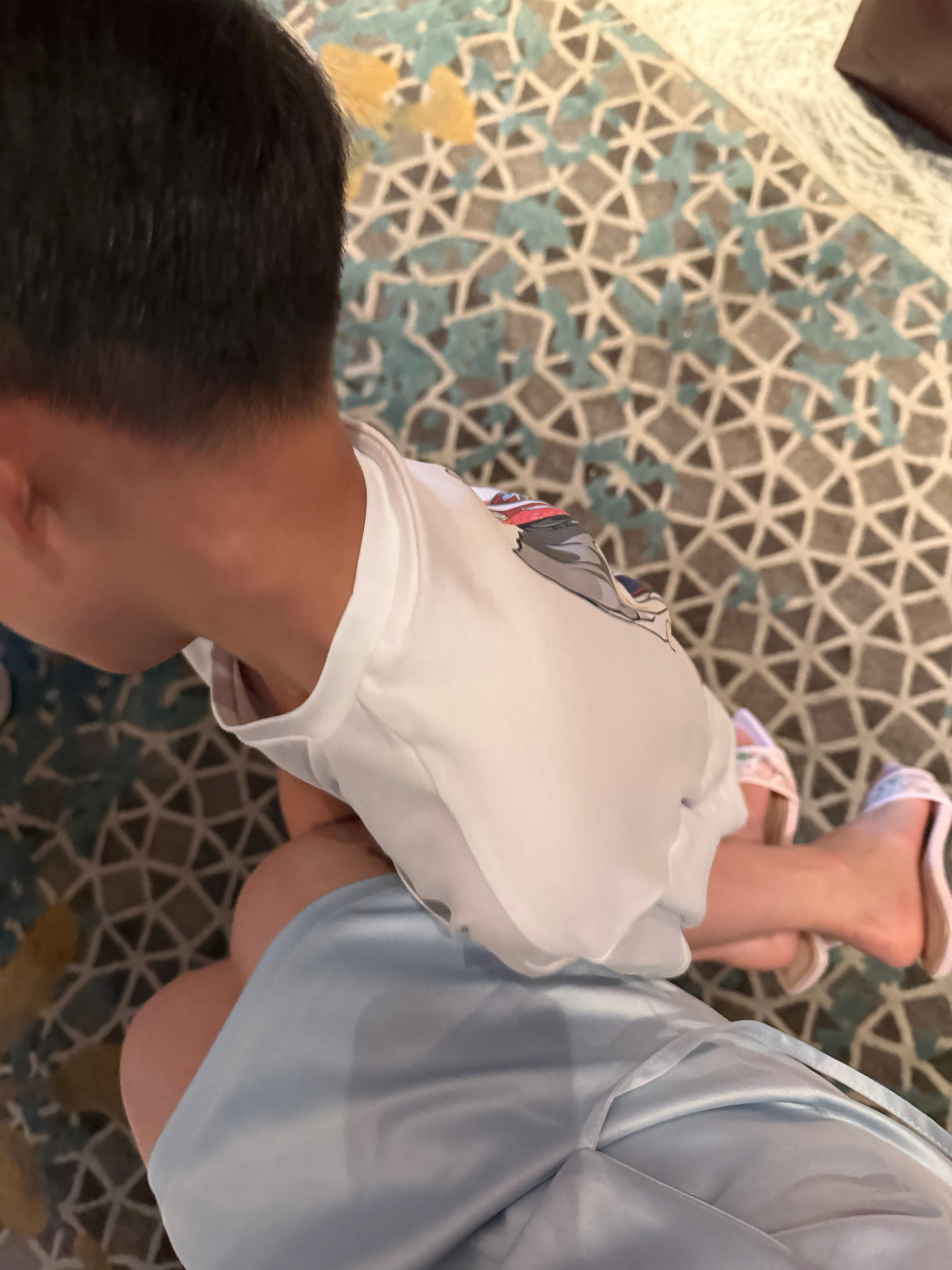 我做一个脚趾美甲。貅：妈妈这个指甲好看。biaji亲一口貔：也biaji亲一口我