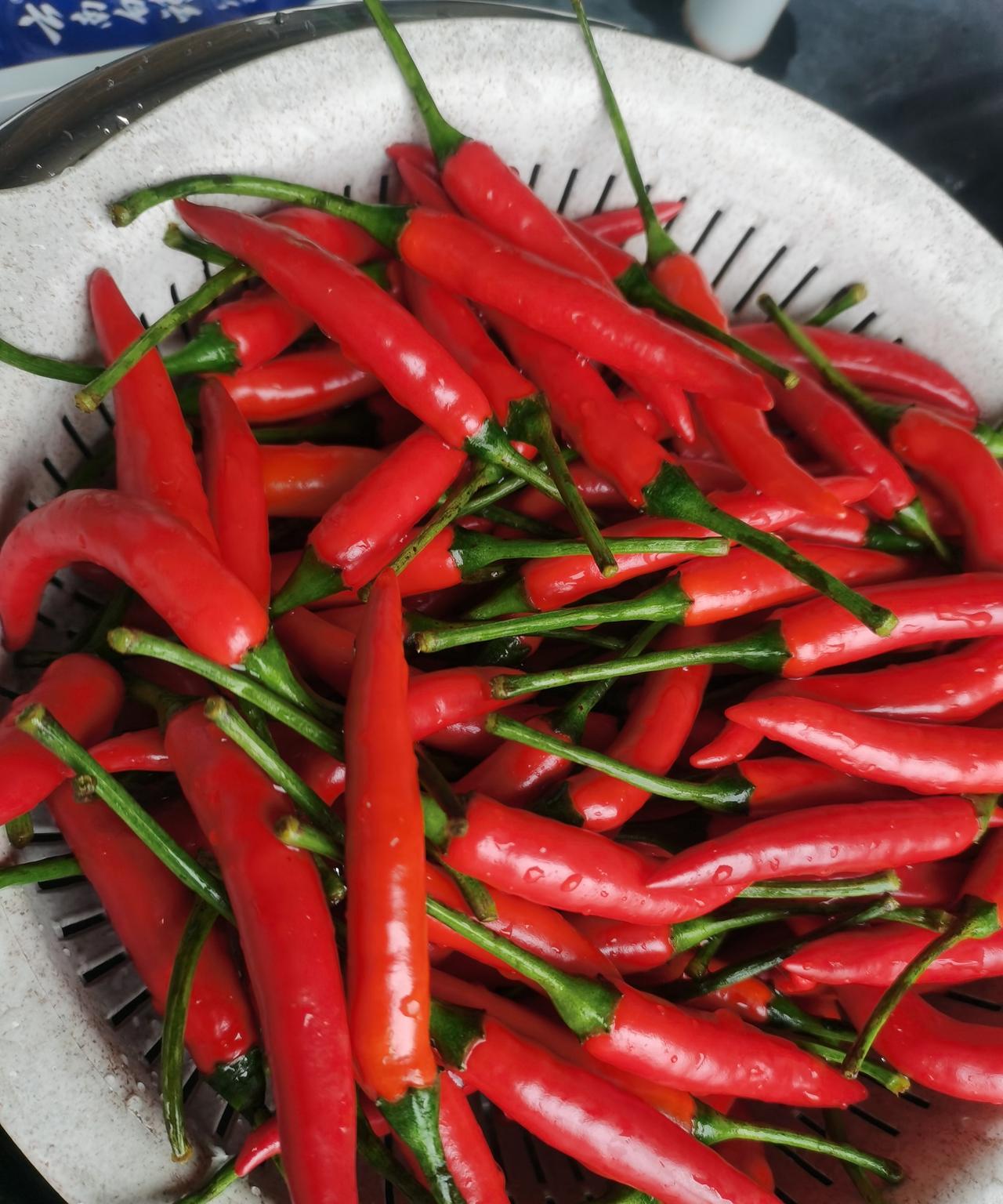 今天在超市看到小米辣3块98一斤，我买了一斤多，我们家无辣不欢，小米辣是必不可少
