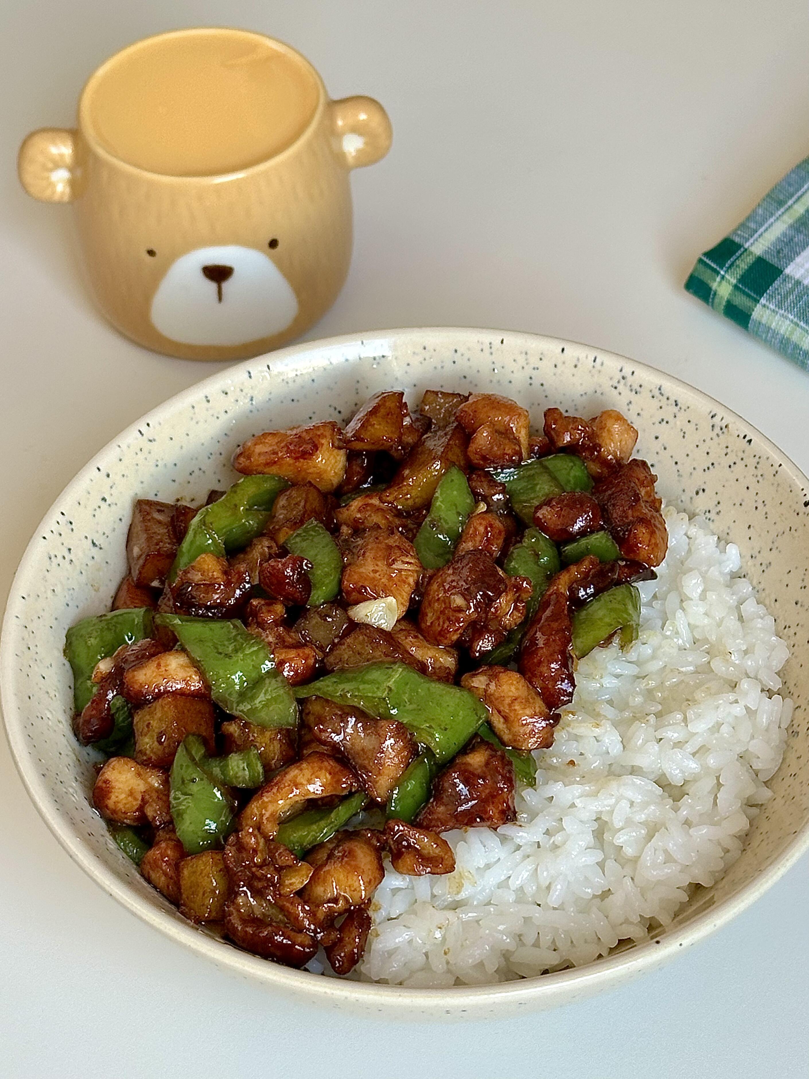 青椒小炒鸡，鸡肉外焦里嫩，香辣下饭用鸡腿肉做的小炒肉，外焦里嫩，完全不柴！配着