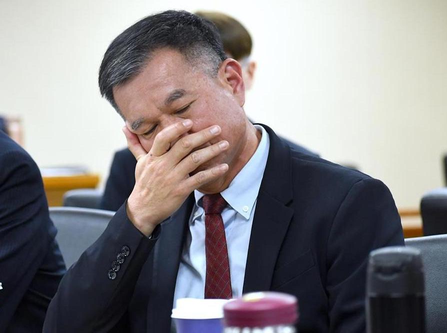 台军“战规司司长”黄文启中将在“民意机构”审查对美军购预算时，当众落泪、掩面