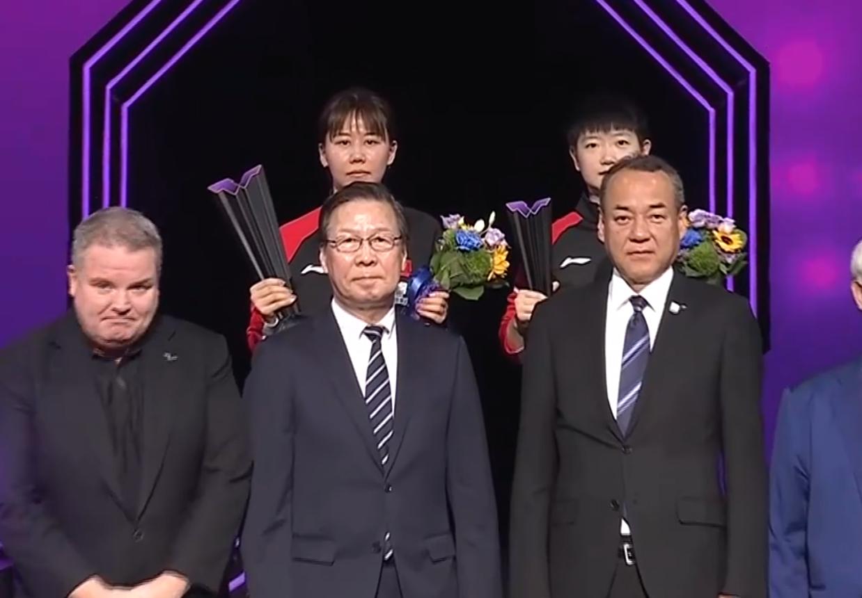 横滨冠军赛女单颁奖仪式有几个值得注意的细节：1.在颁奖仪式中没有出现一些让人很