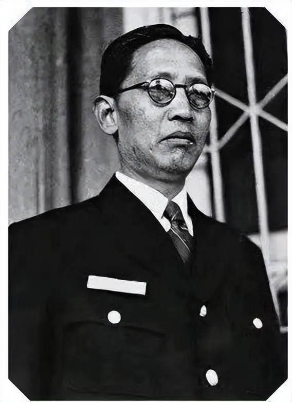 1949年1月，中统特务头子叶秀峰把2700多根金条交给儿子，让带着去台湾，不料
