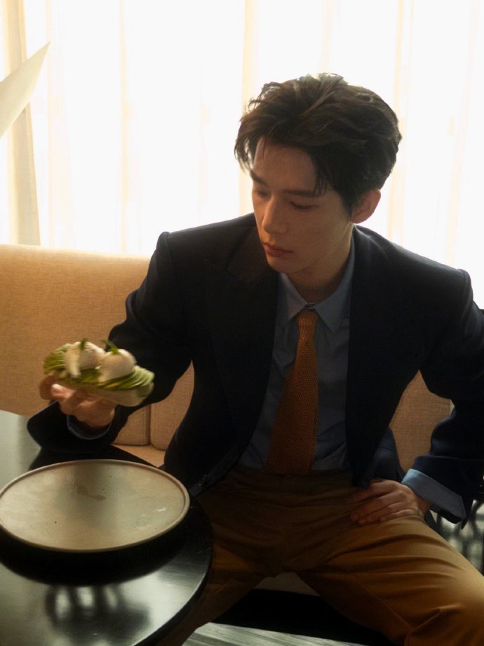 王安宇镜头下的姚安娜姚安娜王安宇二搭状态夜色温柔烟火漫天，绝佳氛围感被二人轻松