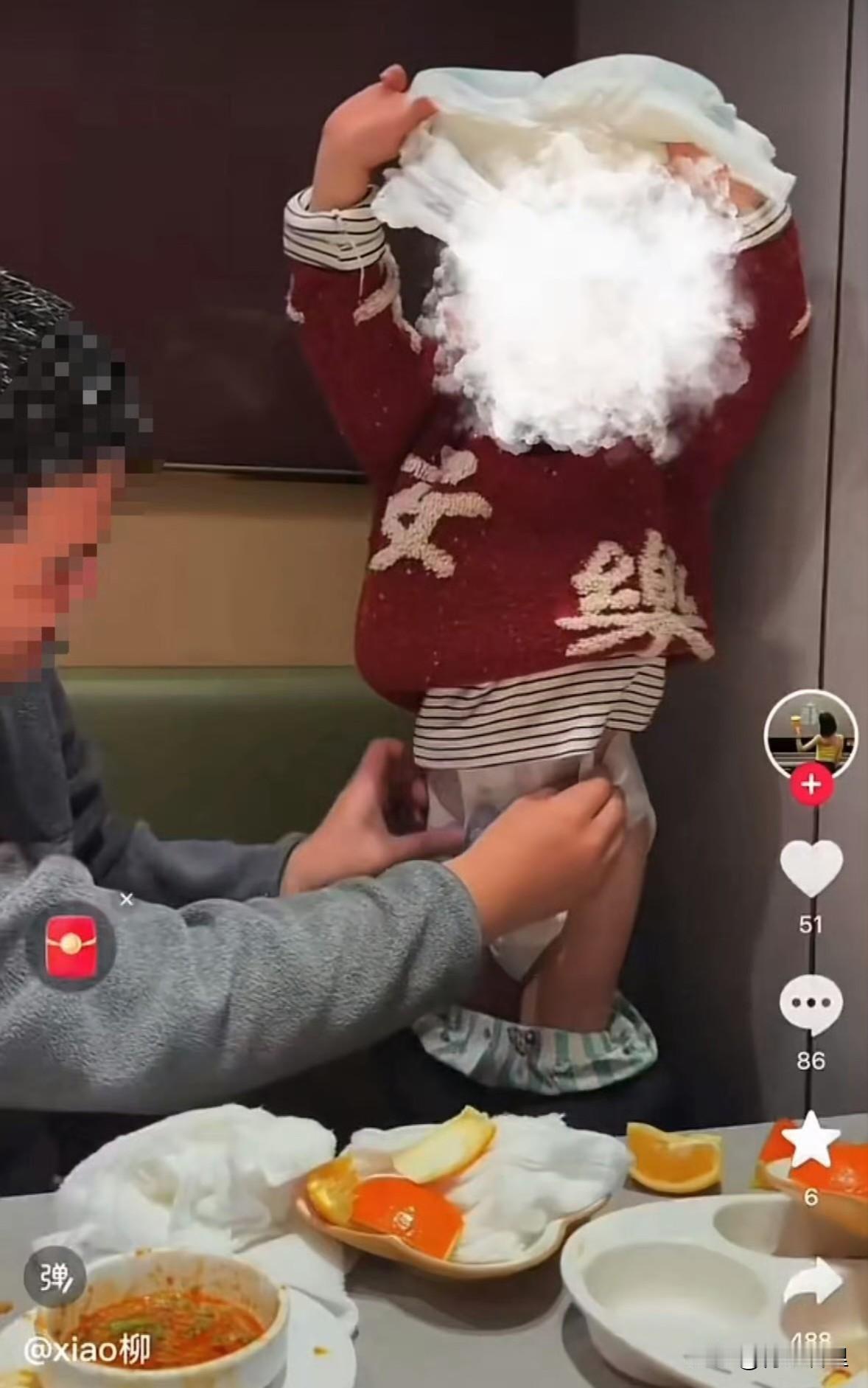 之前海底捞的“小便门”刚过去不久，俩17岁男生被判赔偿200多万，还公开道歉。这