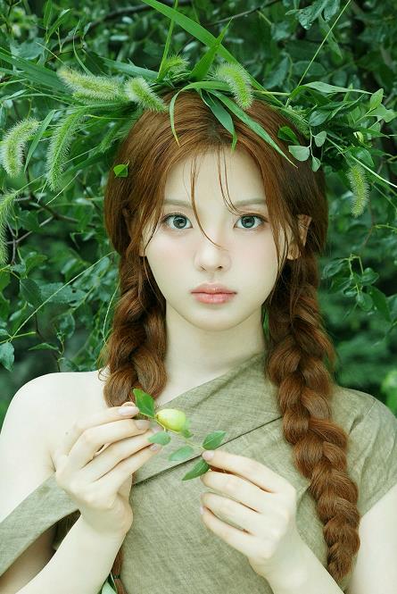 杨超越700度近视杨超越在节目里称，爸爸、妈妈、妹妹都不近视，自己却近视700
